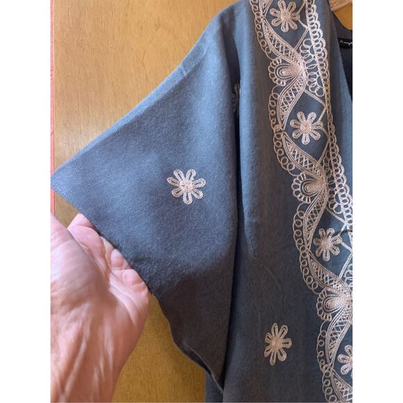 Gray Kimono with Unique White Lace Trim - Picture 4 of 6